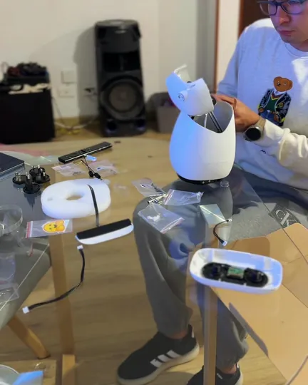 Assembling Reachy Mini at home, shared by Sf