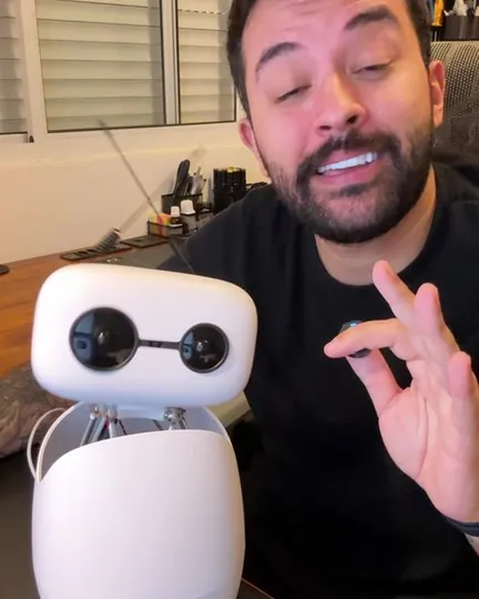 Showing off a brand new Reachy Mini on camera, shared by Vinicius Gambeta