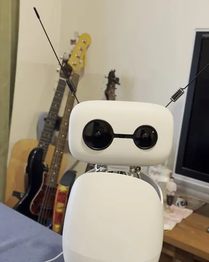 Reachy Mini running Gemma 4, next to a guitar, shared by 布留川英一 / Hidekazu Furukawa
